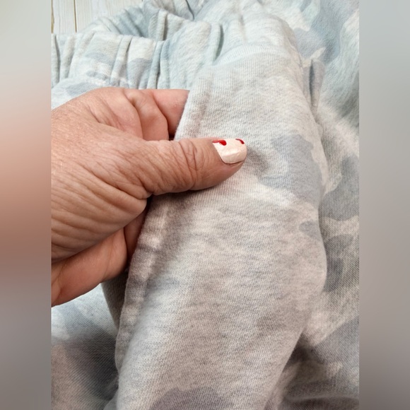 American Eagle Every Day Luxe Barrel Sweatpants in Gray Camo Size Large - Picture 8 of 12